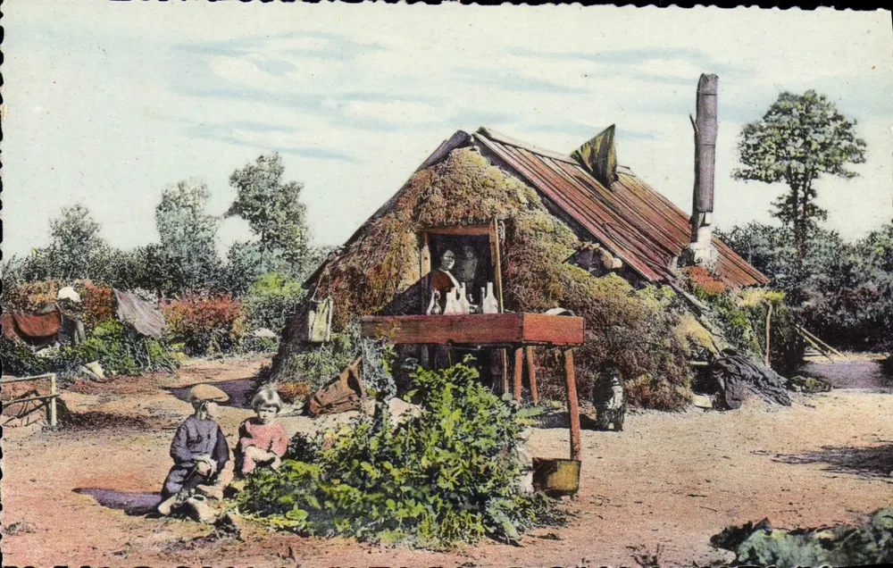 Scène de vie rurale — maison en chaume avec cheminée — éditeur inconnu, n° de série non visible - Recto