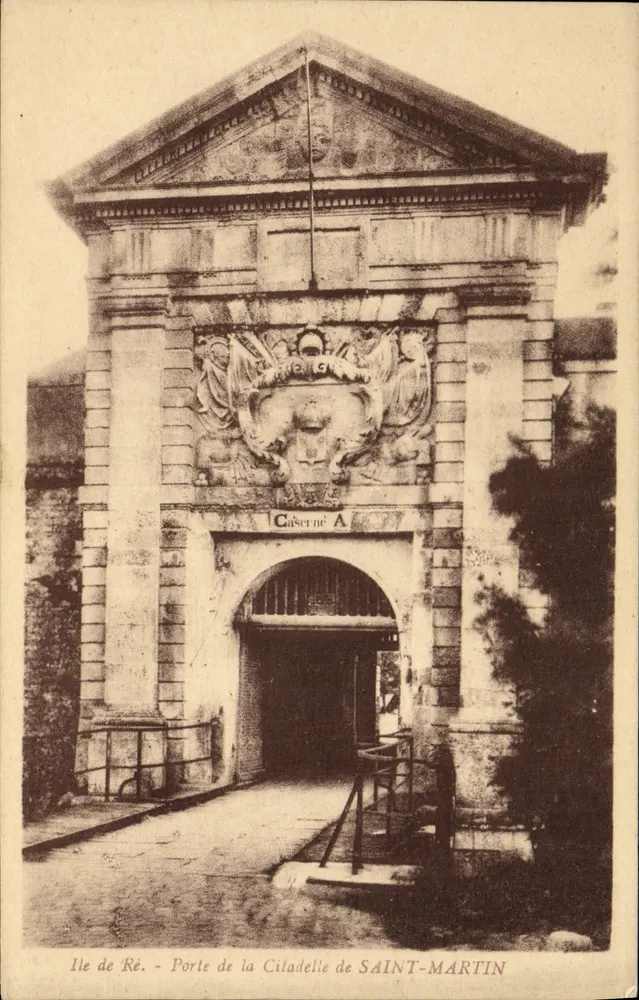 Insel Ré - Tor zur Zitadelle von SAINT-MARTIN — Kasernen A — R. Bertin, La Rochelle - Vorderseite