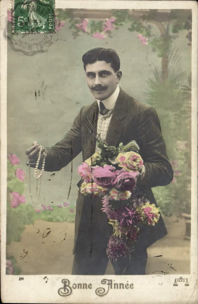 Mann im Anzug — hält Blumenstrauß und Perlenkette — Verlag PARIS - Vorderseite