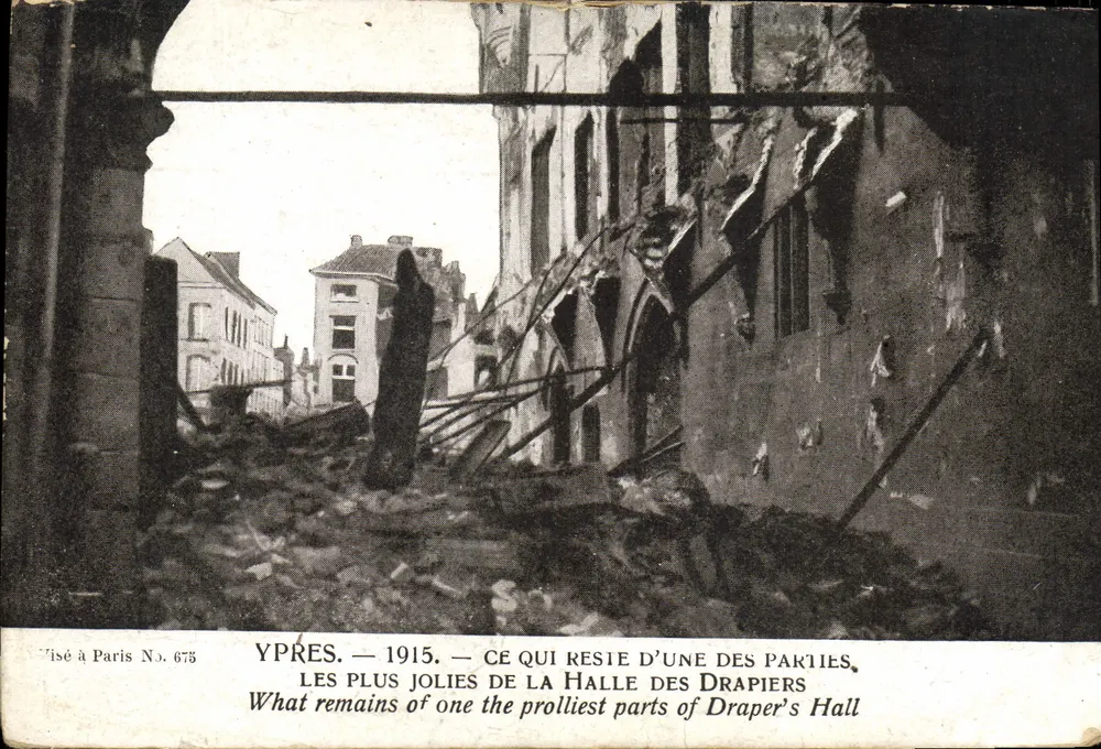 Ypres — 1915 — O que resta de uma das partes. As mais bonitas da halle dos drapiers - Frente