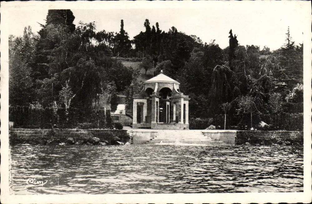 Amphion-les-Bains — O Monumento da Condessa de Noailles — Riom - Frente