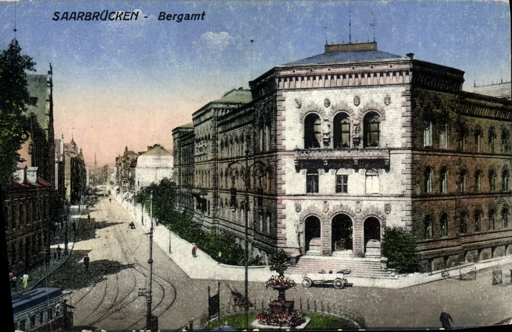 Saarbrücken - Bergamt — edifício administrativo com trêm e fonte - Frente