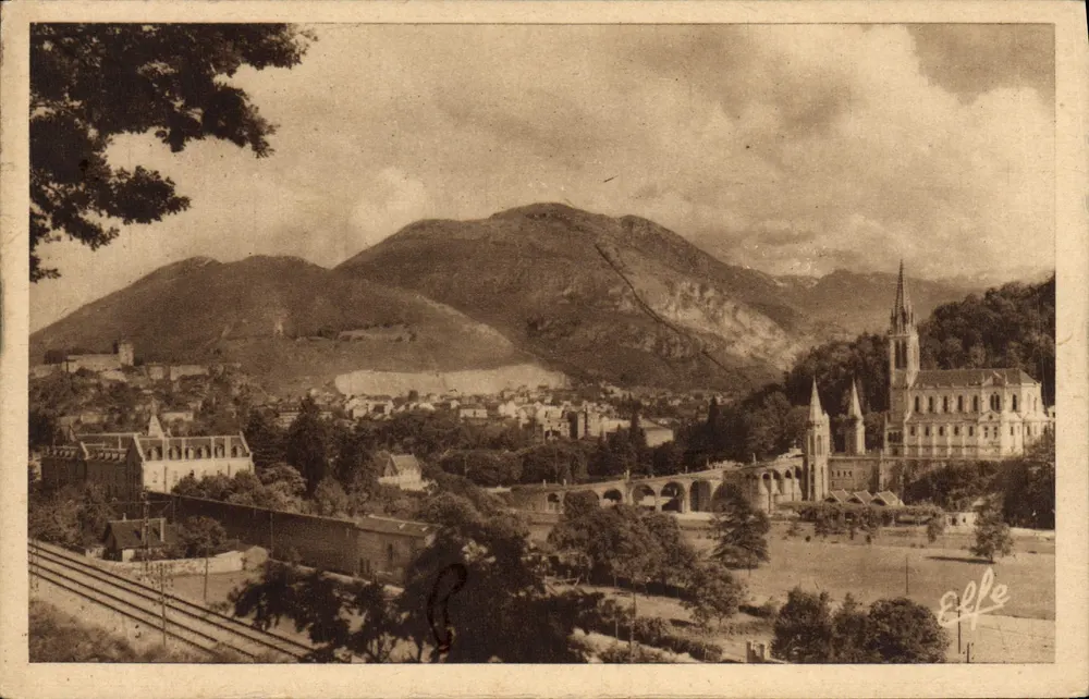 Lourdes — A Basílica e o Pic de Ger — Edições Labouche Frères, Toulouse - Frente