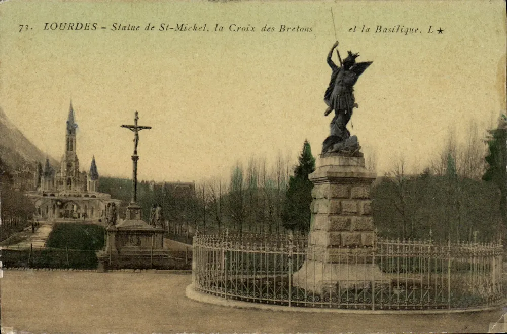 LOURDES — Statue des hl. Michael, die Kreuz der Bretonen und die Basilika — L★ - Vorderseite