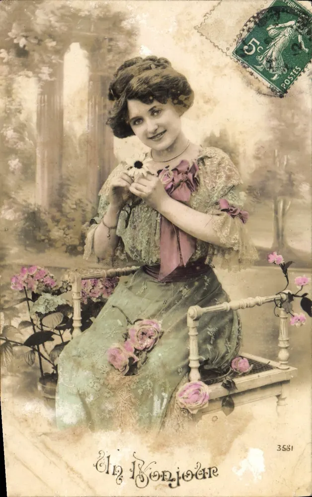 Junge Frau in einem blumigen Kleid — Garten-Szene — Verlag In Konjoer, Nr. 3581 - Vorderseite