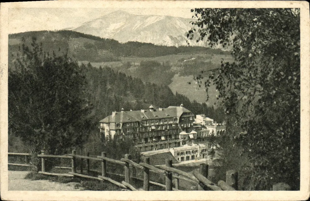 Hotel de montanha — vista panorâmica — editor não visível - Frente