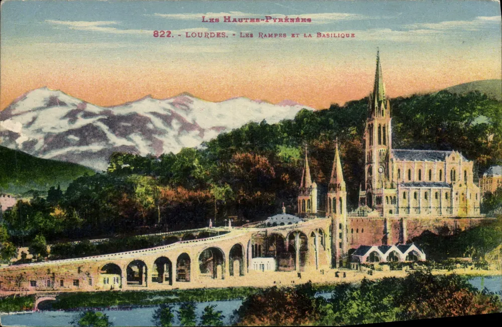 Lourdes - Las Rampas y la Basílica — Les Hautes-Pyrénées, n° 822 - Anverso