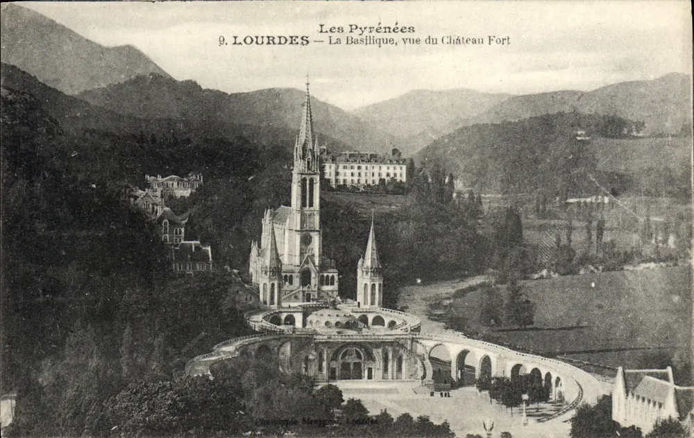 Lourdes — Die Basilika vom Festungsschloss aus gesehen — Verlag: Lourdes - Vorderseite