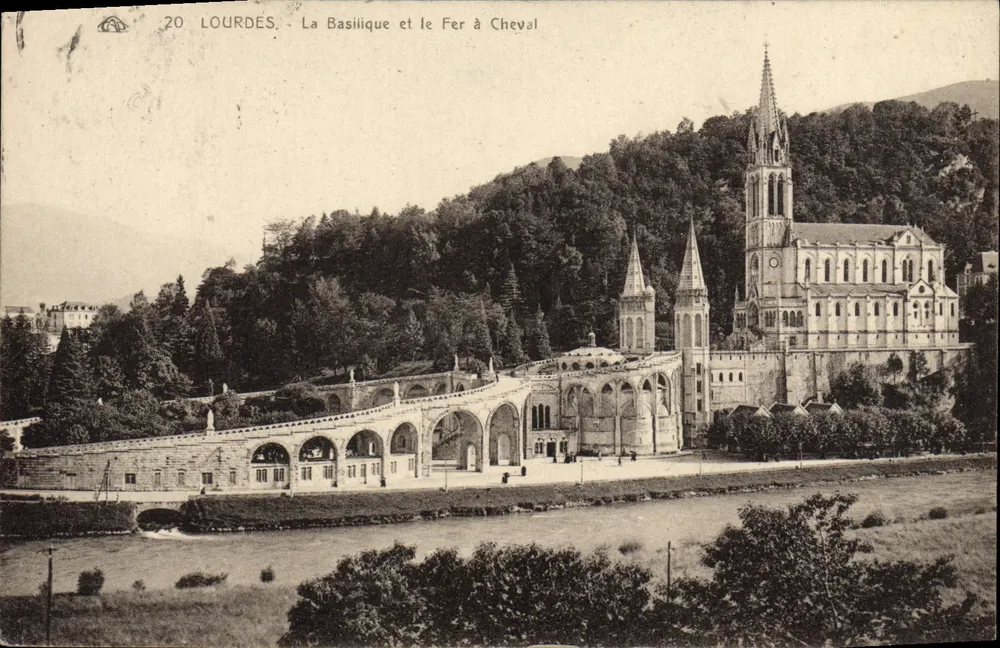 Lourdes - A Basílica e o Fer à Cheval - Frente