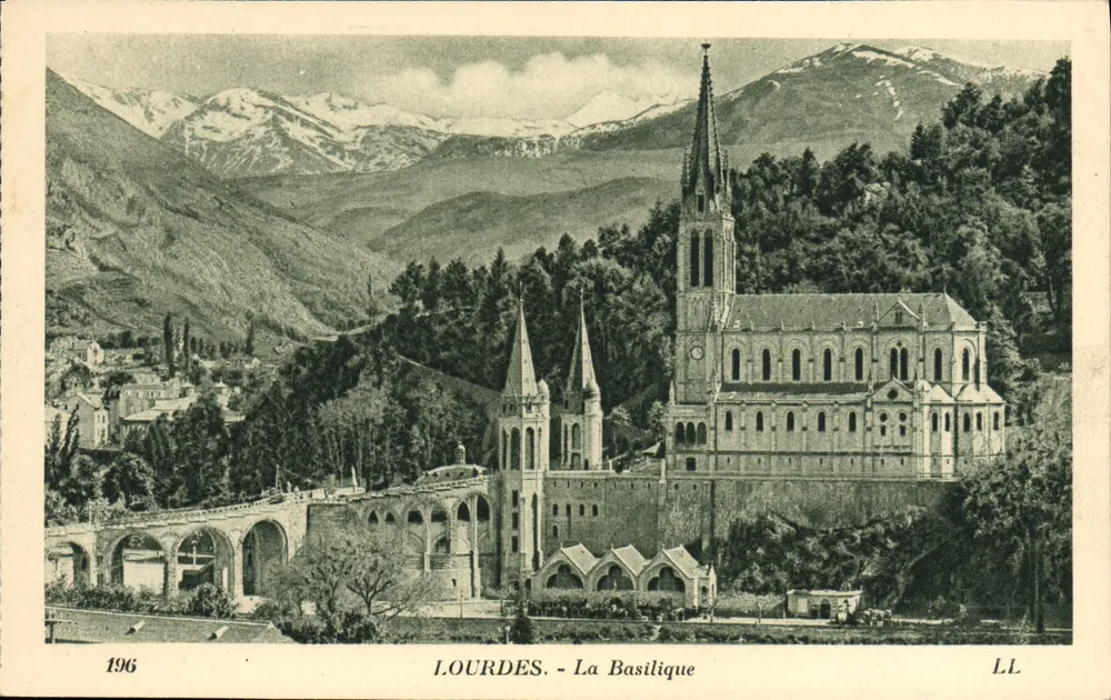 LOURDES - A Basílica — vista panorâmica com montanhas nevadas — LL, n° 196 - Frente