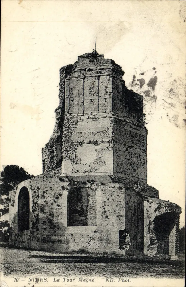Nîmes — A Torre Magne — ND. Fot. n°10 - Frente