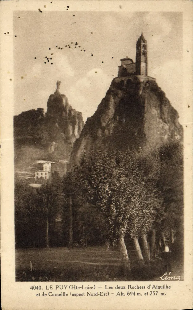 Le Puy (Hte-Loire) — Die beiden Felsen Aiguilhe und Corneille (Nordosten) — H. 694 m. und 757 m. — Léon Margerit - Vorderseite