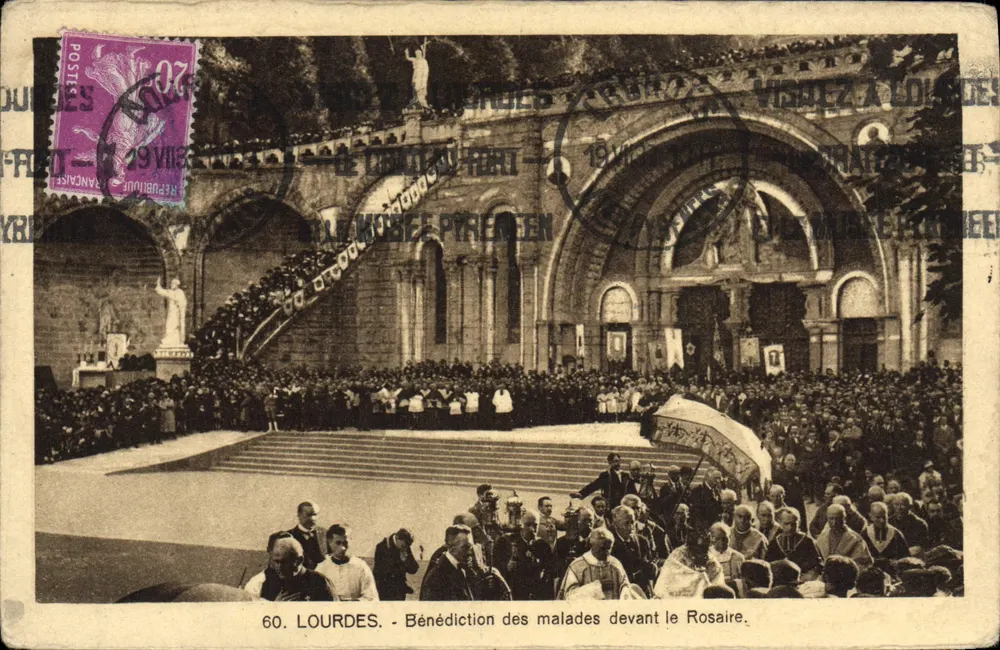 Lourdes - Bênção dos doentes diante do Rosário. - Frente
