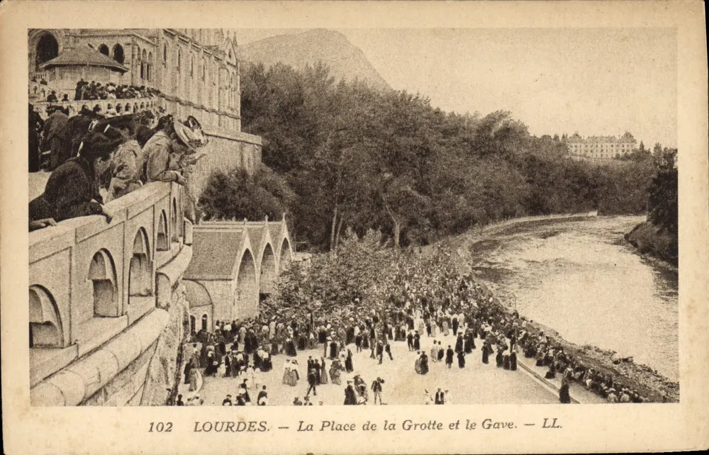 Lourdes — Die Place de la Grotte und der Gave — LL. — Nr. 102 - Vorderseite
