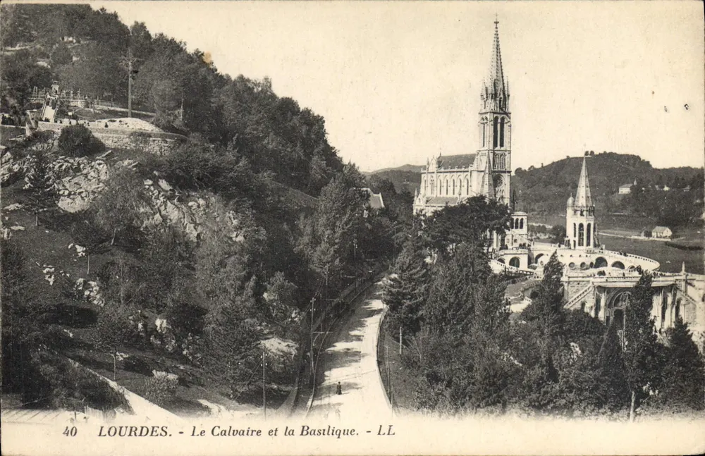 Lourdes - O Calvário e a Basílica - LL - Frente