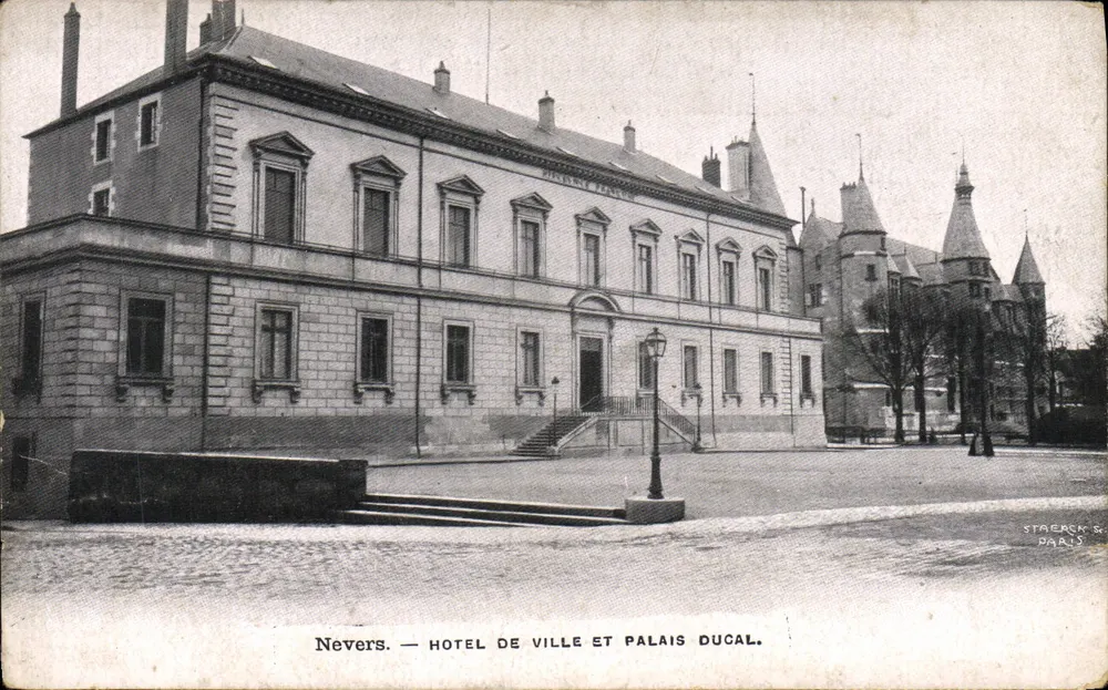 Nevers — Rathaus und Ducal Palace — Staerck, Paris - Vorderseite