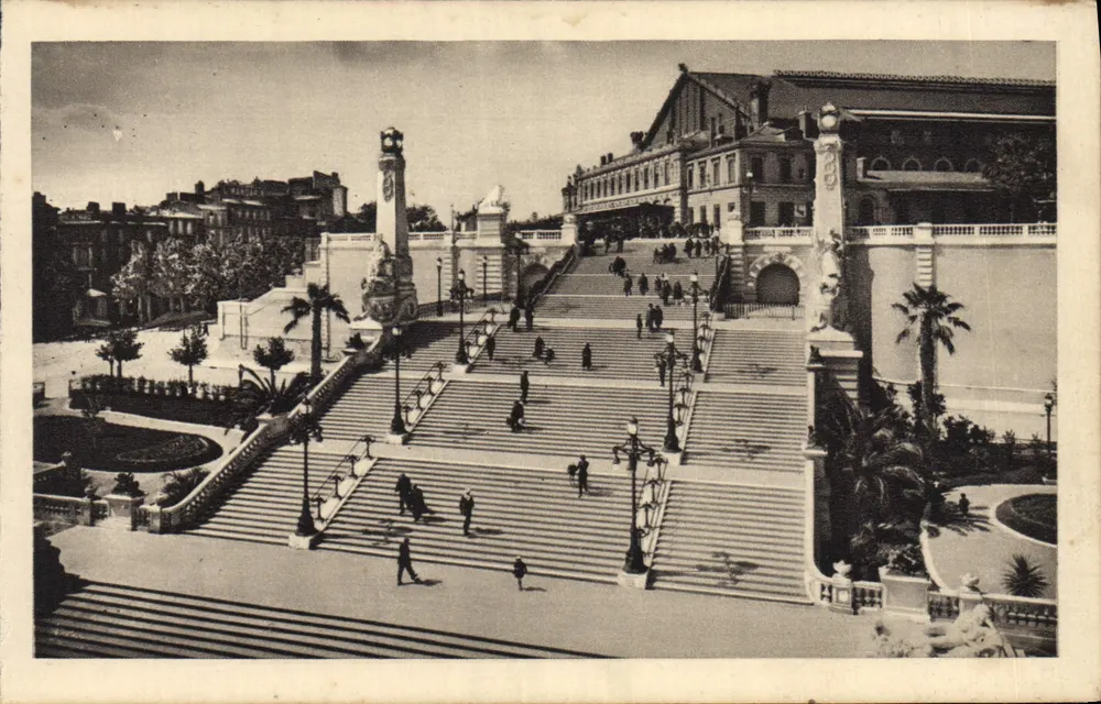 Marseille — Monumentaler Treppenaufgang der Bahnhof Saint-Charles — 116 - Vorderseite