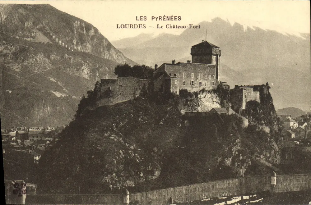 Lourdes — Het Kasteel-Fort — De Pyreneeën - Voorkant