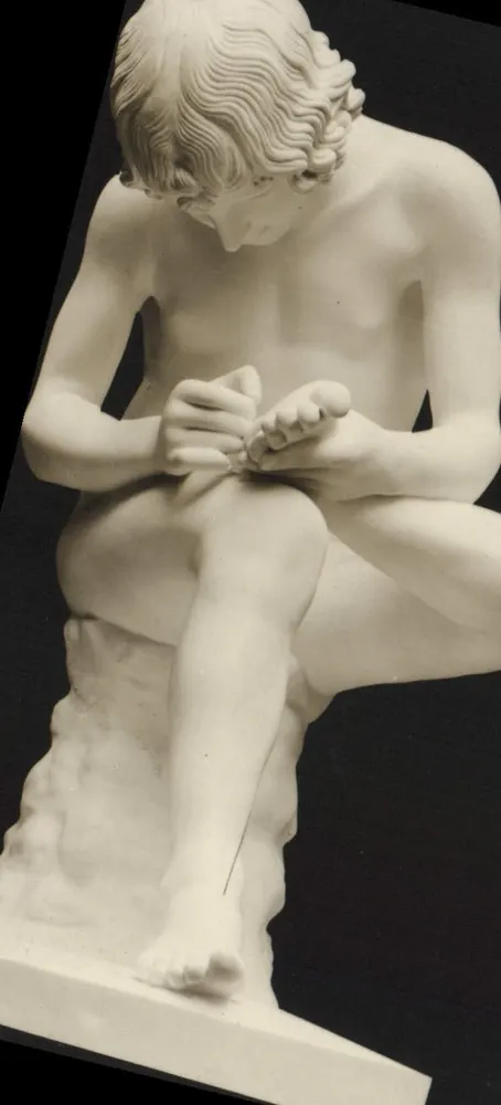 Statue eines jungen Jungen, der sitzt — Marmor-Statue — Verlag nicht sichtbar - Vorderseite