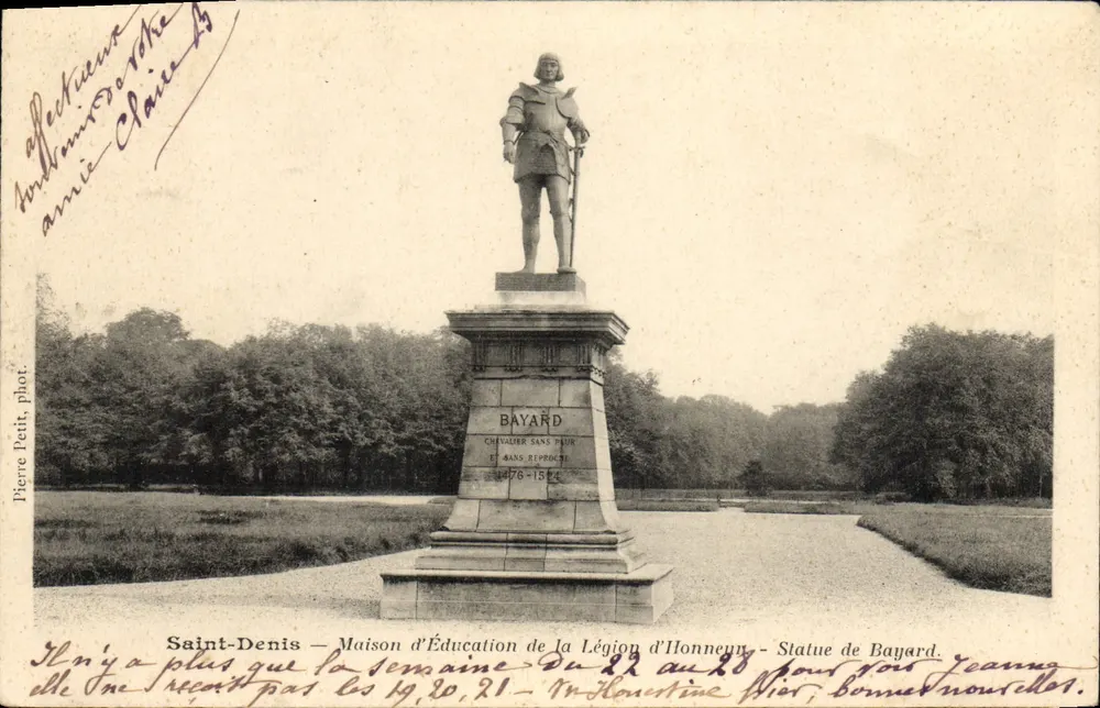 Saint-Denis — Bildungsstätte der Ehrenlegion — Statue von Bayard - Vorderseite