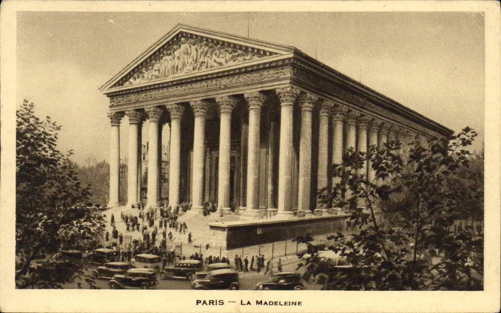 Paris — La Madeleine — vista do frontão e das colunas - Frente