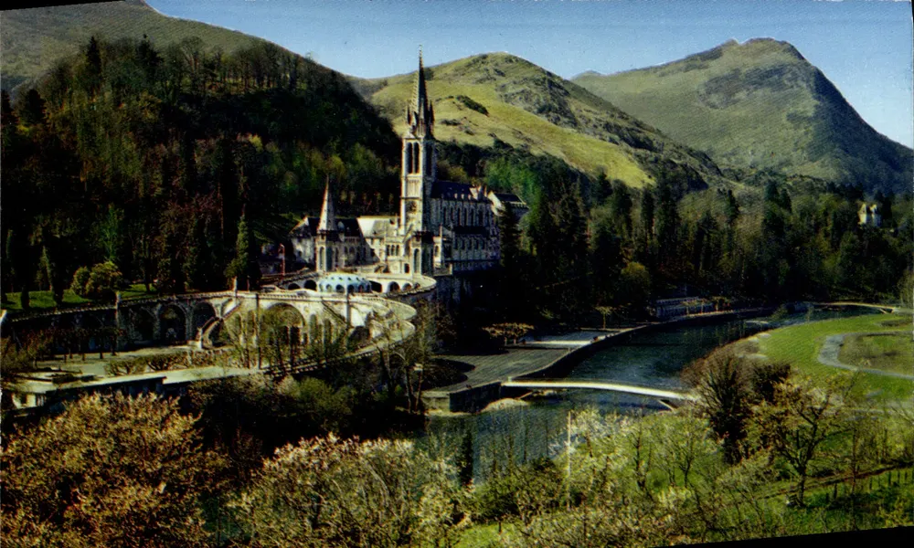 Lourdes — Die Basilika, der Gave und die neuen Brücken — Edit. A. Doucet, pl. Peyramale - Vorderseite