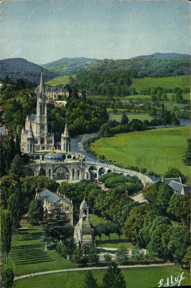 Lourdes — Die Basilika und das Interalliierte Denkmal vom Schloss aus gesehen — Ausgabe P. Doucet, Lourdes - Vorderseite