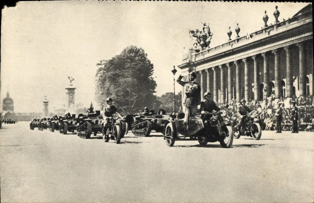 Infanteriepanzer vor dem Grand Palais — J. Castel, Meister Schneider, 4. Eskadron des Trains, E Mans (Sarthe) - Vorderseite