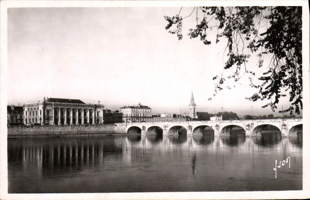 Saumur (Maine-et-Loire) — Die Loire, der Pont Cessart und das Theater — Künstlerische Ausgaben Martel - Vorderseite