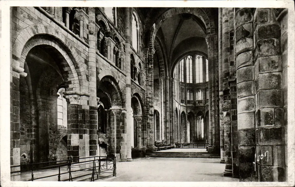 Abtei Mont-Saint-Michel — Innenansicht der romanischen Kirche (11. Jahrhundert) — Éditions d'Art YVON, Paris - Vorderseite
