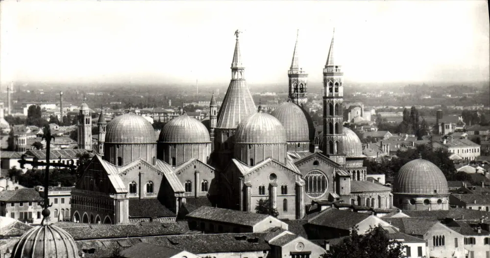 Vista aérea da basílica de São Marcos em Veneza — editor Ramapora, série 'Piazza del Cento - Pedova' - Frente