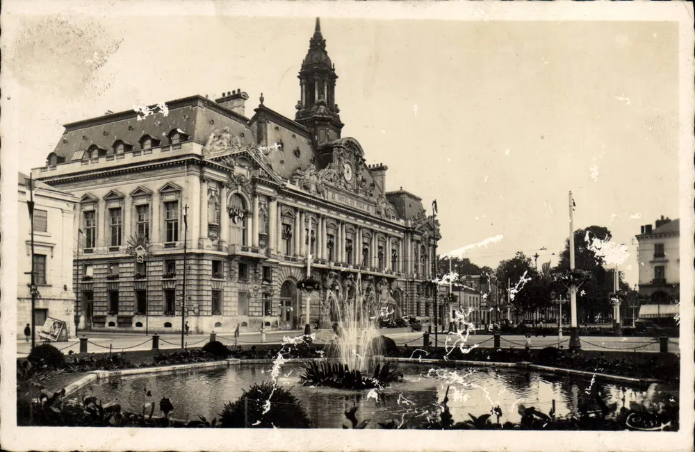 Tours (Loire-et-Loire) — O Hotel de Ville — editor Photo Macon - Frente