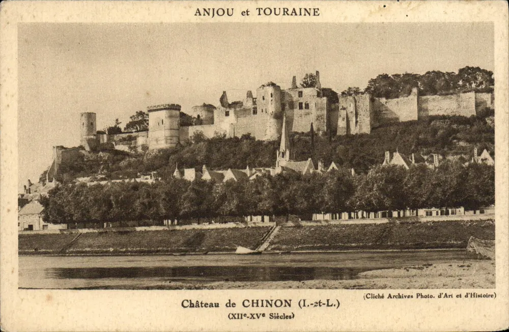 Castelo de Chinon — ruínas medievais em uma colina à beira de um rio — Archives Photo. d'Art et d'Histoire (I.-2t-L.) - Frente