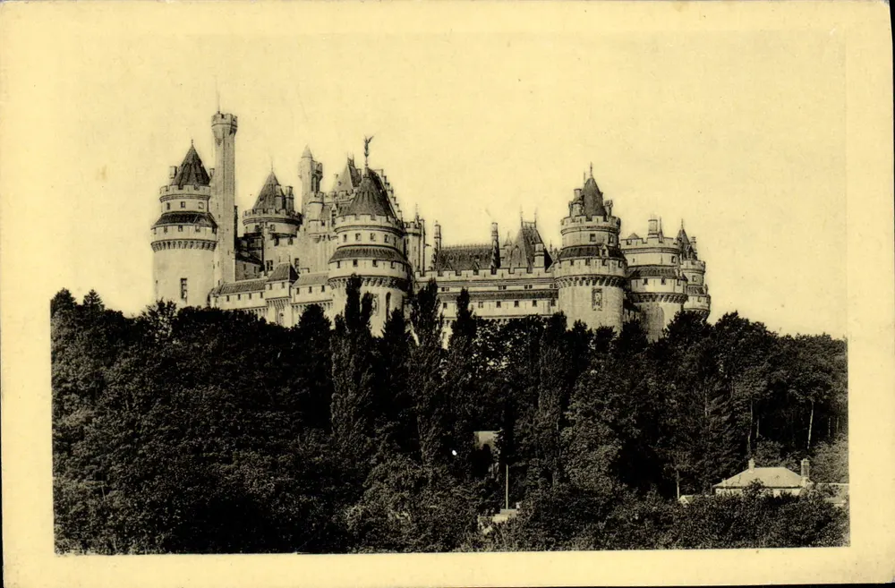 Castelo de Pierrefonds — Face Nordeste — Edição dos Monumentos Históricos - Frente