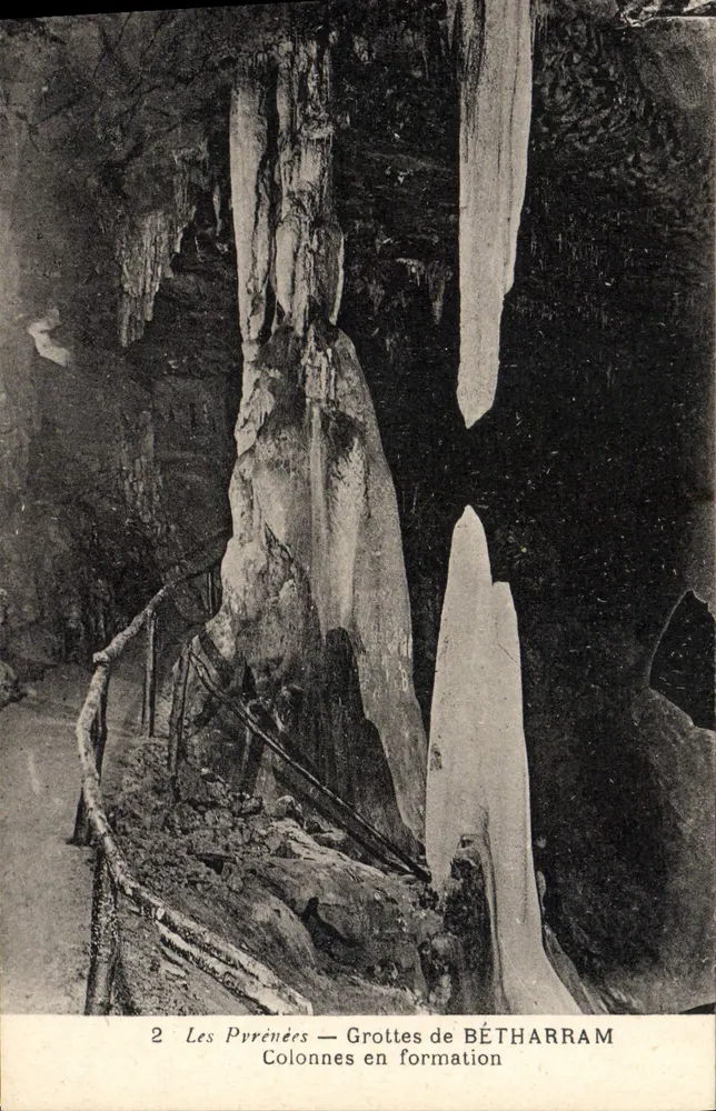 As Pirineus — Grutas de BÉTHARRAM — Colunas em formação - Frente