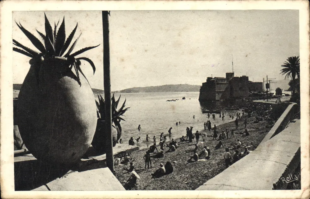 Praia de Toulon — vista de um balcão com vaso de agave — editor Rella - Frente