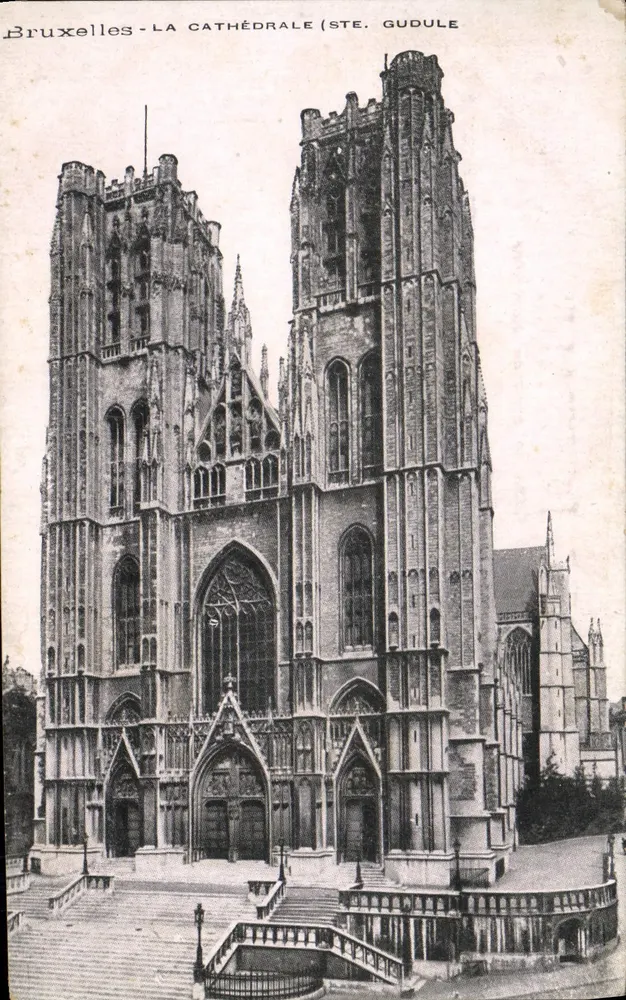 Bruxelas - A CATEDRAL (STE. GUDULE) — vista da fachada gótica com suas duas torres — editor não visível - Frente
