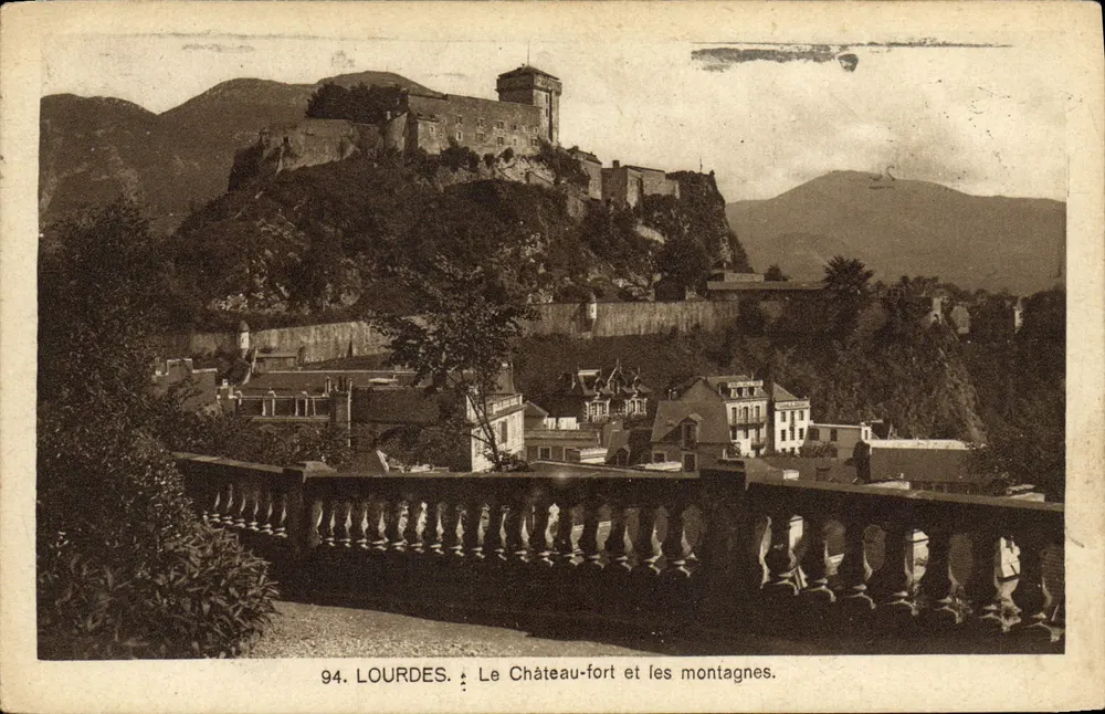 Lourdes — Das Schloss und die Berge — unbekannter Verlag, Nr. 94 - Vorderseite