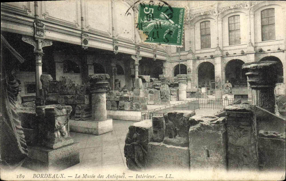 Bordeaux — O Museu das Antiguidades — Interior — LL. - Frente