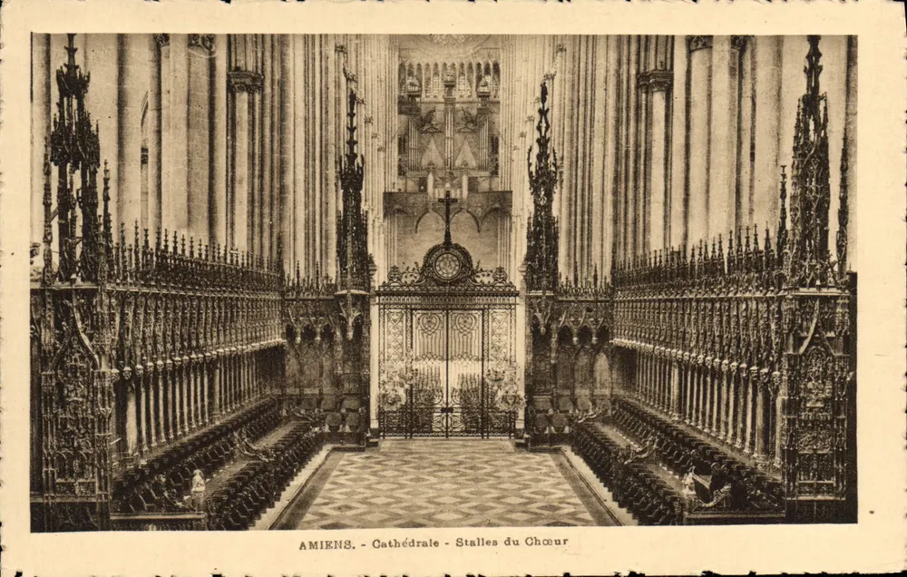 Amiens — Catedral — Cadeiras do Coro - Frente