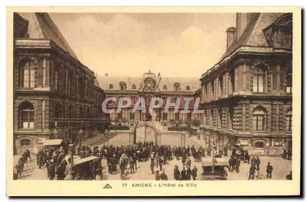 Amiens - L'Hotel de Ville — vista della piazza con folla e veicoli — n° 77 - Recto