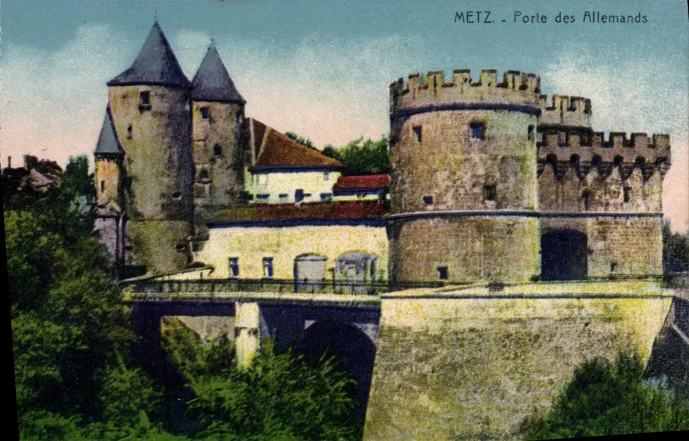 Metz - Porte des Allemands — vista de la puerta fortificada con torres y puente — edición F. Coward, Metz - Anverso