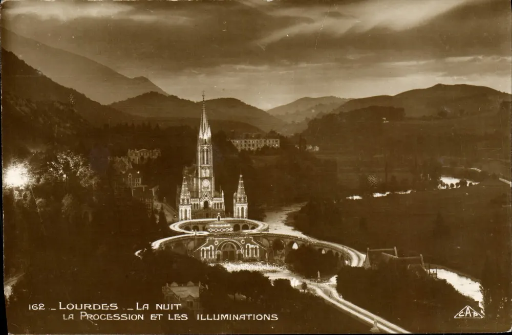 Lourdes — La Nuit — La Procession et les Illuminations — Éditeur C.A.P. n°162 - Frente