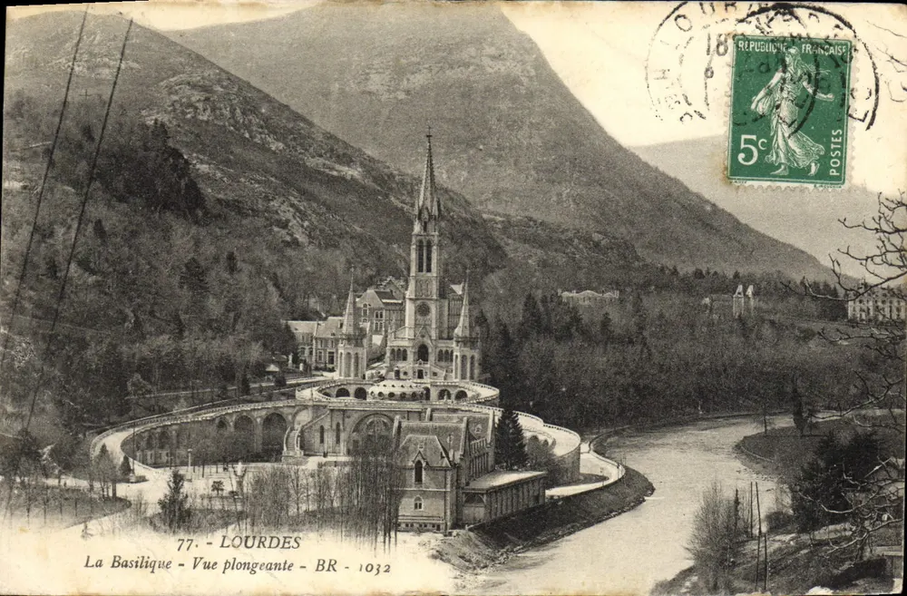 Lourdes — La Basilique vue plongeante — éditeur BR, n° 1032 - Frente