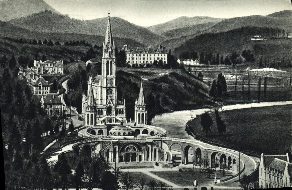 Lourdes — Die Basilika vom Château-Fort aus gesehen — Edition P. Doucet - Vorderseite