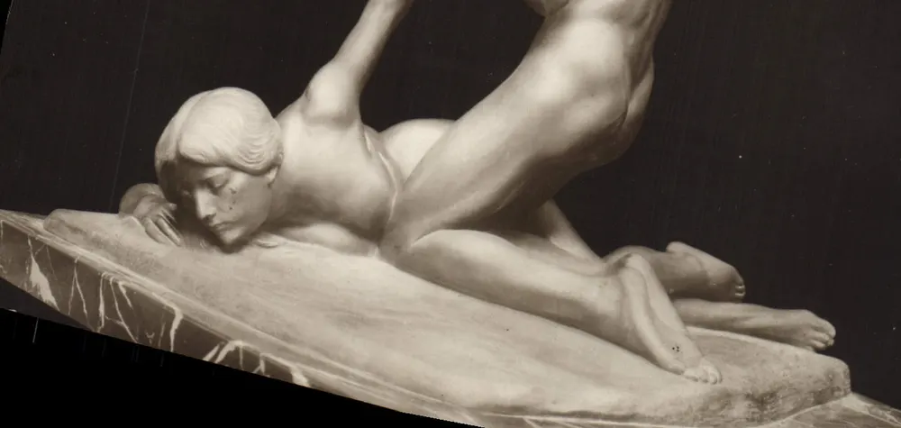 Escultura de dois nus — detalhe - Frente