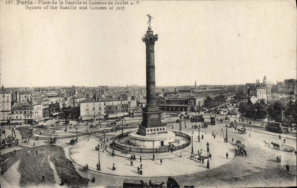 Paris - Place de la Bastille und Colonne de Juillet A.P. — Panoramablick mit Säule und belebtem Platz - Vorderseite