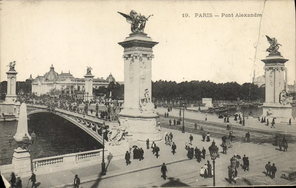 Paris — Pont Alexandre — vue du pont avec statues et promenade - Frente