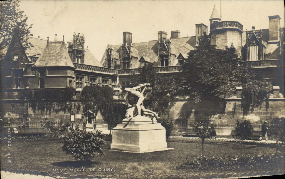 Paris - Museu de Cluny — vista do jardim com estátua — S.I.P. n° 300534 - Frente
