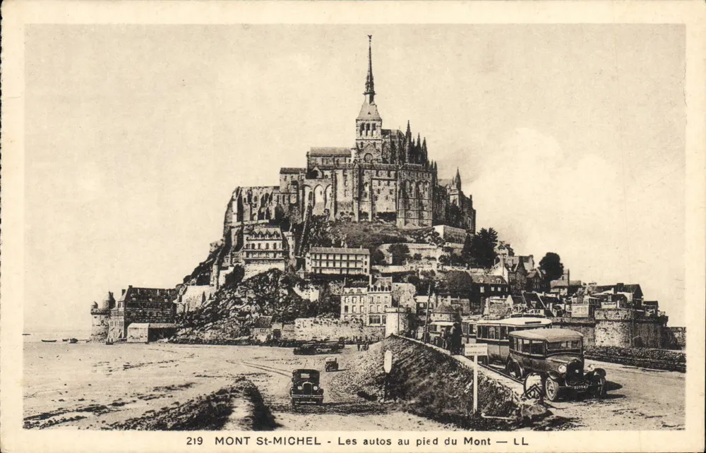 Mont-Saint-Michel — Autos am Fuße des Berges — LL - Vorderseite